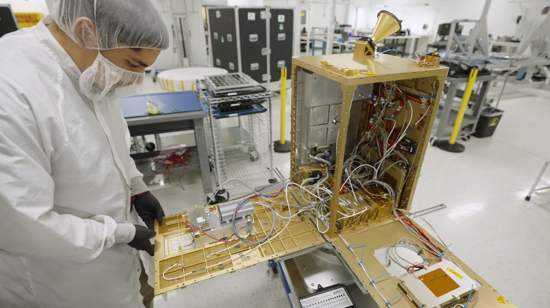 Inženýr kontroluje satelit Starcloud-1